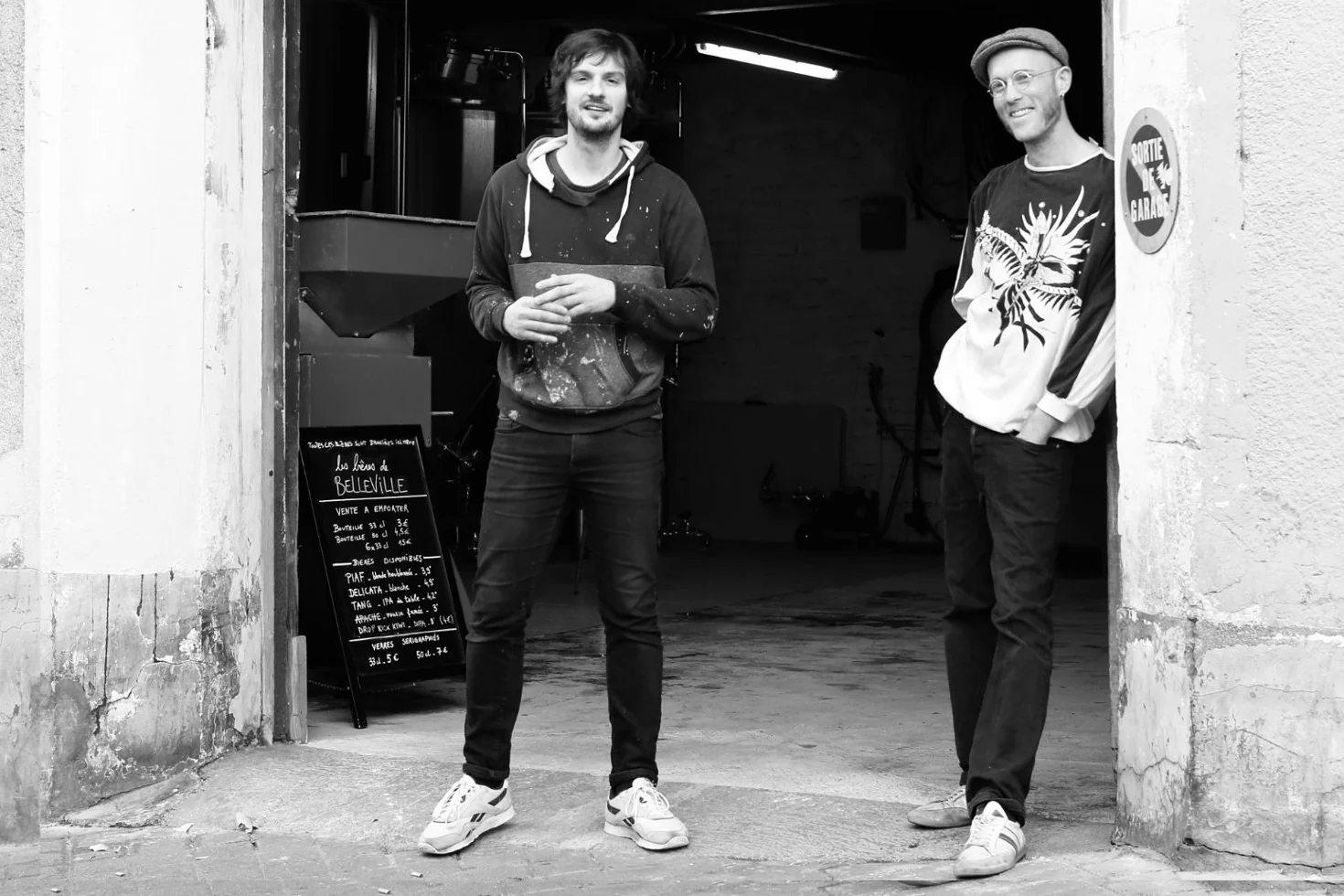 Vincent Montagut et Mathieu Parnaud devant la porte de la brasserie, rue Jean-Baptiste Dumay